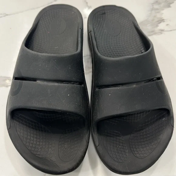 Oofos Men’s Black Sandals. Size Approximately 14 Men main image 2